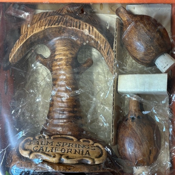 Vintage Treasure Craft souvenir Palm Springs palm tree salt and pepper shakers - Picture 6 of 8